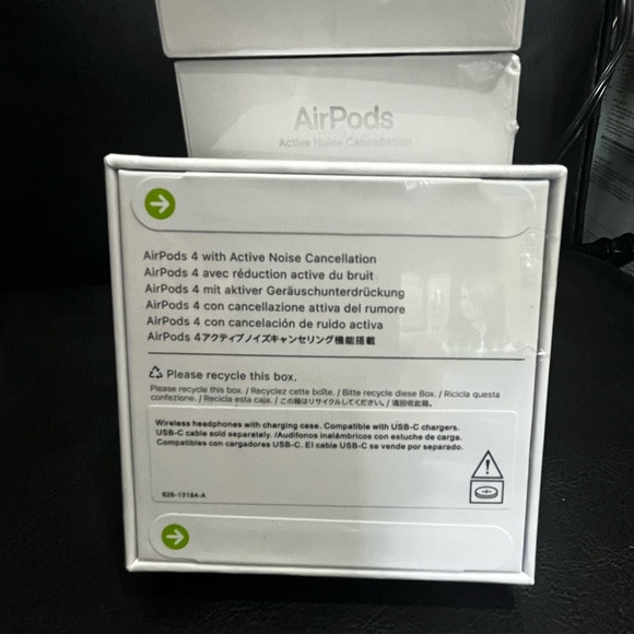 AirPods 4 - Picture 3 of 3